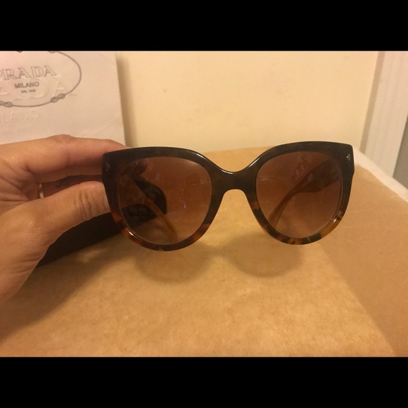 💯% Authentic Brown Prada Sunglasses - Picture 6 of 8